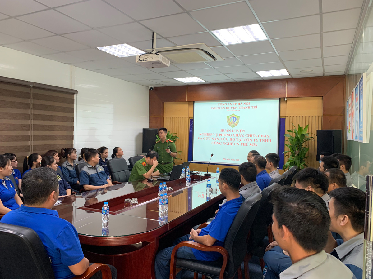 Cán bộ của Công An Huyện Thanh Trì đã truyền đạt những kiến thức cơ bản về PCCC
